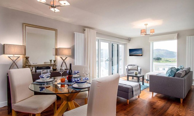 Deganwy Cottage | Castle Penthouse - One Bedroom Cottage, Sleeps 2