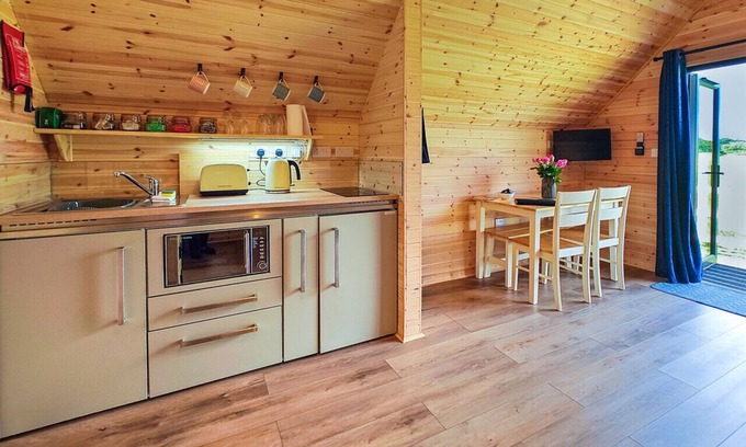 Upper Dicker House | Castle Rock Cabin - One Bedroom House, Sleeps 2
