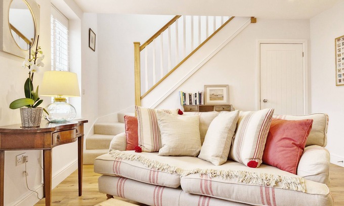 Chichester Cottage | Castleton , Chichester - sleeps 2 guests in 1 bedroom