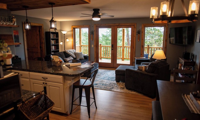 Ashland House | Casual luxury retreat: Siskiyou Mountain Place. 2 br, kitchenette.