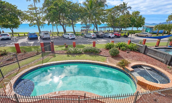 Holloways Beach House | Casuarina Beach Front Escape