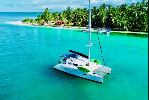 Carti Tupile Boat Rental | Catamaran Yoyo