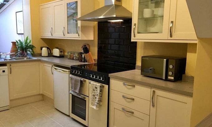 Salisbury House | Cathedral view, stunning 3 bedroom townhouse