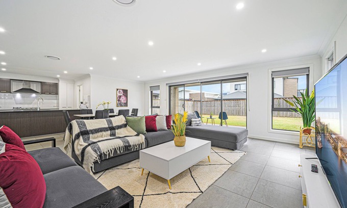 Catherine Field House | Catherine Field Spacious Modern 4Br homen