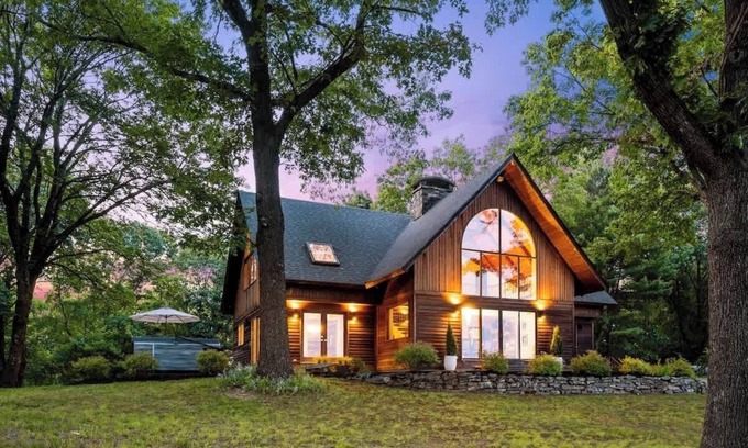 Kingston House | Catskill Estate epic views, hot tub