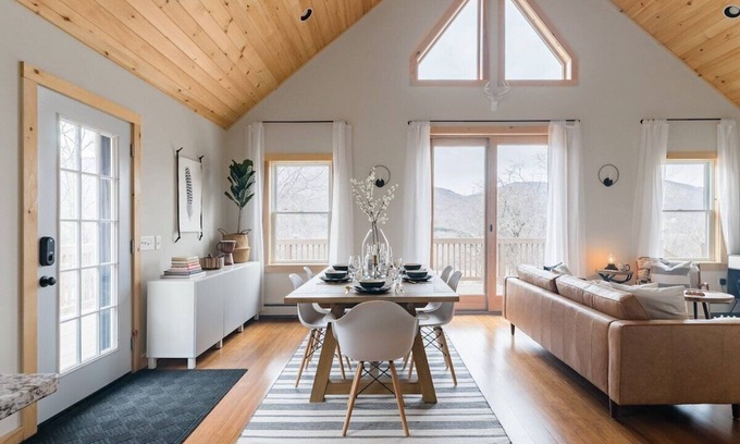 Hobart Cabin | Catskills Cabin Surrounded by Breathtaking Mountain Views