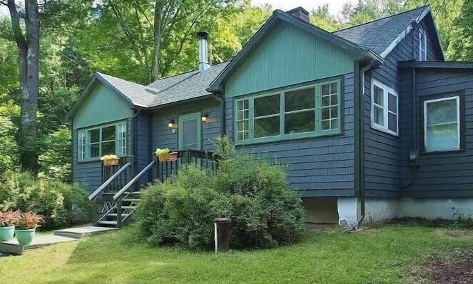 Phoenicia Cabin | Catskills Cabin with Hot Tub near Hiking