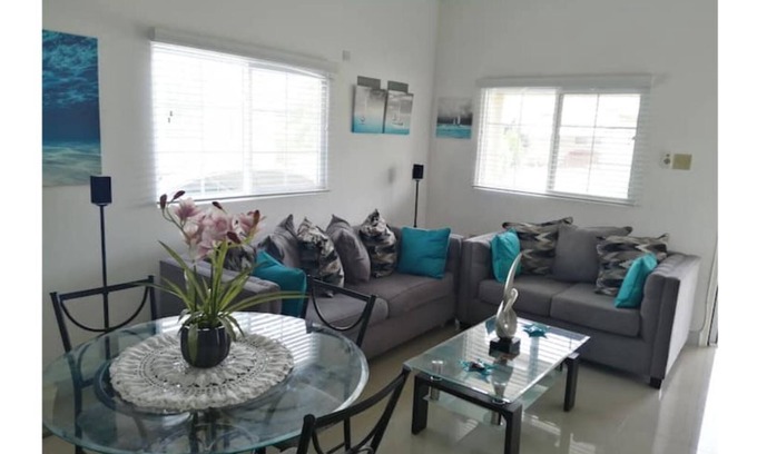 Kingston House | Caymanas Sea Breeze