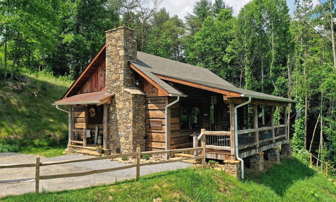 Waynesville House | Cedar Cliff Cabin at Rivers Edge Rentals. Luxurious reclaimed 125 year old cabin
