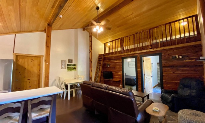 Boles Apartment | Cedar Loft Suite at Sacred Pines Lodge