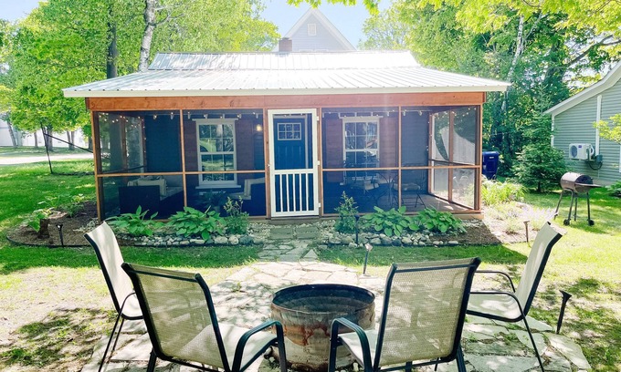 Mackinaw City Cottage | "Cedar"- Mackinaw City-Sept dates available:1-4, 14-19, 23-26.