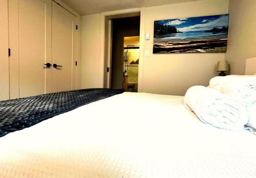 Victoria Apartment | Cedar & Sage Suite - Kitchen & Comfort