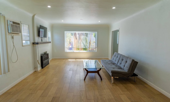 Melrose Condo | Cedar-Sinai Condo Perfect for Travelling Nurse or Professional