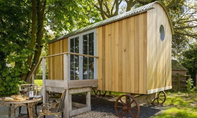 Whitchurch Cabin | Cedar Tree is a compact yet luxurious shepherd’s hut for couples overlooking the North Wessex Downs.