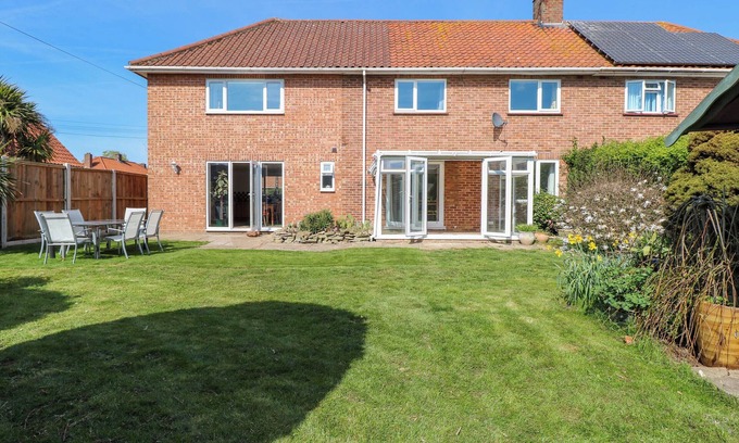 Stratton Strawless Cottage | CEDAR VIEW, pet friendly, with a garden in Coltishall