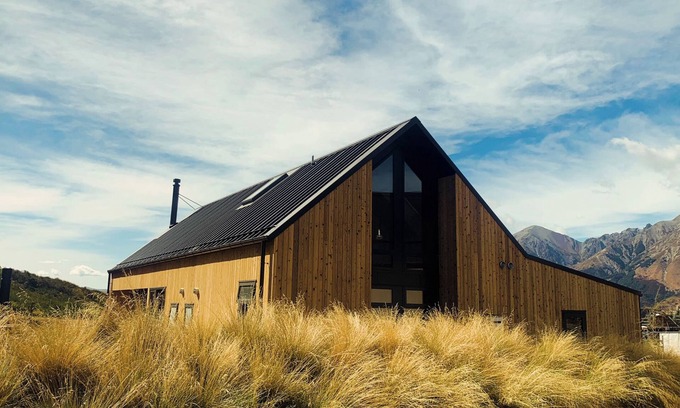 Castle Hill House | Cedarwood Retreat - Castle Hill Holiday Home