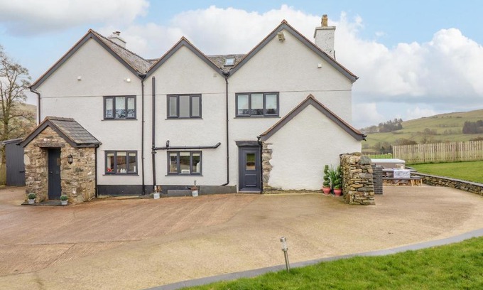 Cwmtirmynach House | Cefn Nannau
