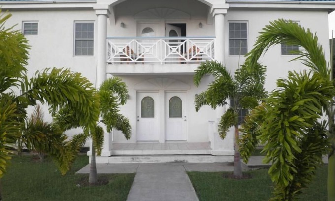 Cliftons Villa | CELEBRITY VILLA: Romantic, Private Pool, 5 Minutes to beach