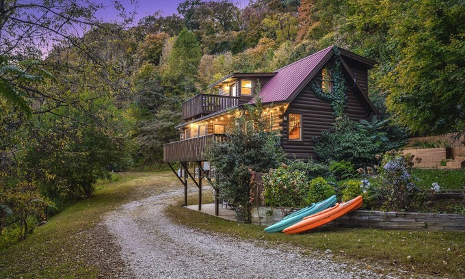 Baxter House | Center Hill Lake Cabin w/Deck & Fire Pit