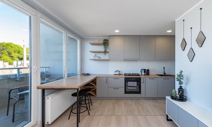 Liberty Avenue Apartment | Central 2 BD Apartment by Hostlovers