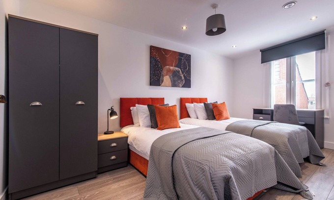 Basingstoke Apartment | Central 2 Bed Apt - Shops, Dining & Trains Nearby