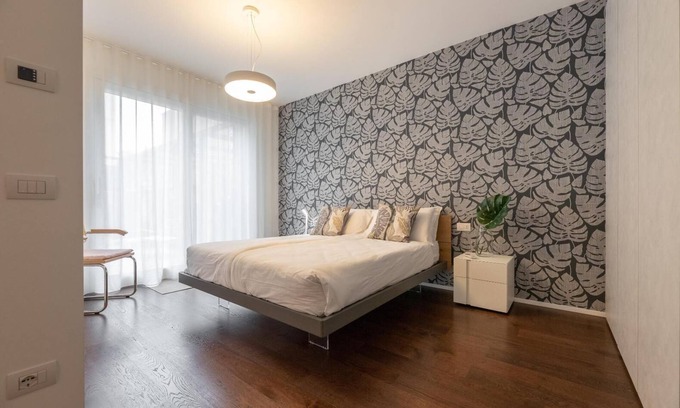 Como City Centre Apartment | Central 2BR Apartment – Private Parking – Long Term Welcome