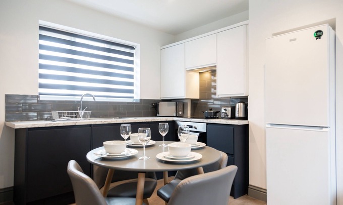 Ashford House | Central 4 Bedroom House close to town and station