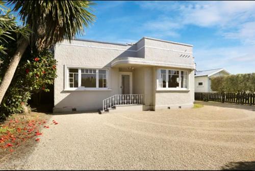 Gisborne House | Central and Affordable - Cute Art Deco