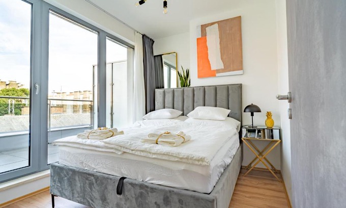 Nepszinhaz negyed Apartment | Central Apartment Budapest ~ Roof Terrace/AC/Indoor parking