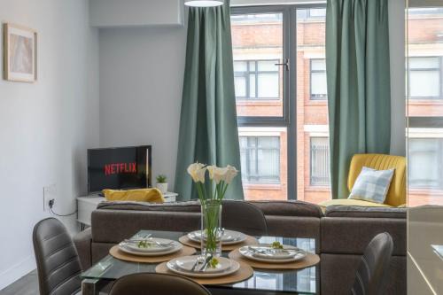 Moffat Apartment | Central Birmingham Apartment 2 Bedrooms, 2 Bathrooms, Stylish Stay