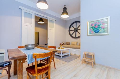 Rakosszentmihaly Apartment | Central Cityscape Retreat by NW