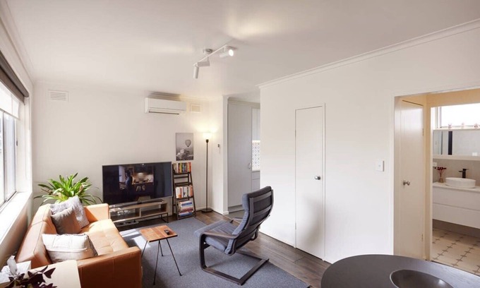 Collingwood North Apartment | Central Classic Collingwood Modern Apt.