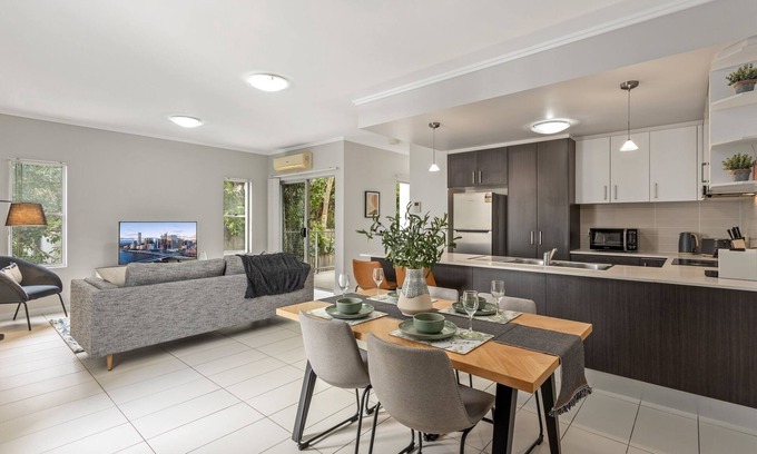 Kelvin Grove Apartment | Central Cosy 2-Bed with Pool and near QUT & CBD