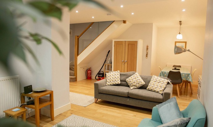 Kingsbridge Cottage | Central Kingsbridge 2 Bedroom Modern Dog Friendly Cottage