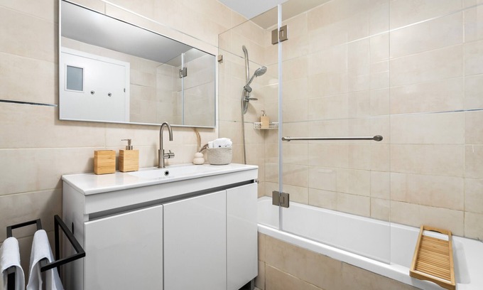 Kiryat HaLeom Apartment | Central modern JLM 3BR suite with a private Parking and a Balcony