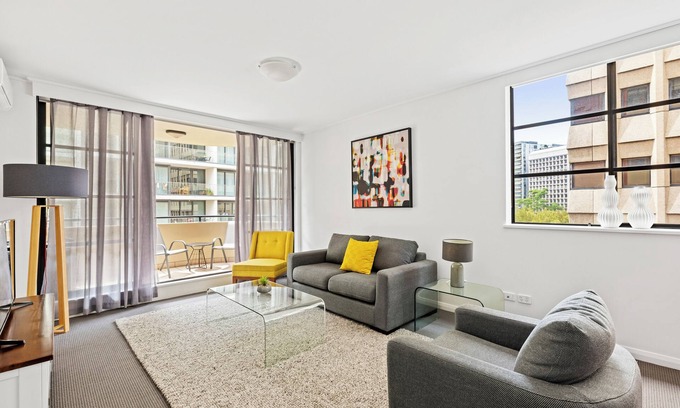 North Sydney Apartment | Central modern North Sydney 2 bed apartment with gym and pool
