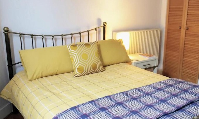 Stockbridge House | Central Stockbridge area cosy & quiet room, in family flat - 1 FEMALE GUEST ONLY