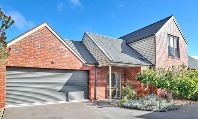 Maryborough Apartment | Central Villa/Two King beds/Disabled/Family/Pets