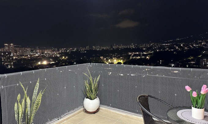 Floridablanca Apartment | Centrally located and quiet apartment, all rooms are air-conditioned.