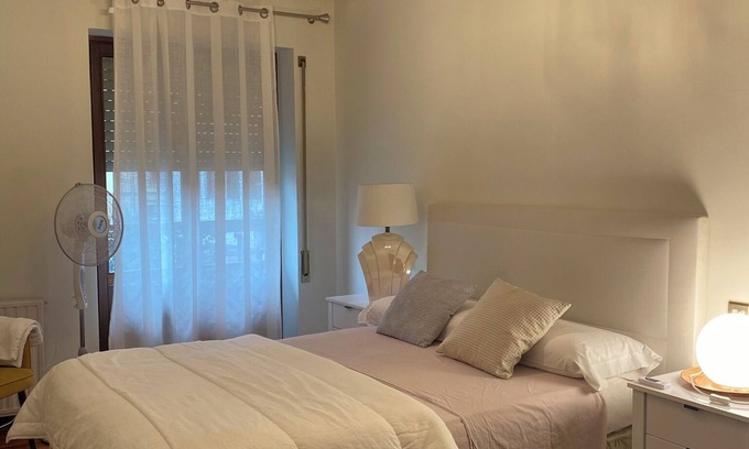 Zumarraga Apartment | Centrally located 3 bedroom apartment with balcony, facing the church of Zumarraga.