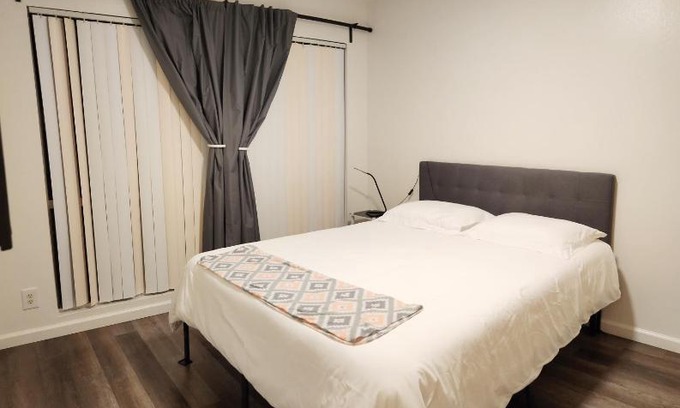 East Hemet House | Centrally Located, 4x Queen, 300 MBPS Internet with Backyard!