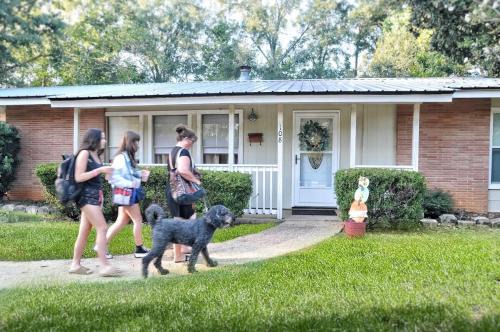 McComb House | Centrally located Cozy Mid-Century Home