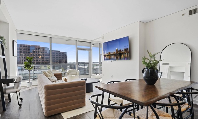 Santa Ana Apartment | Centrally located Hi Rise in OC
