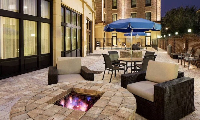 Yamacraw Village House | Centrally Located Savannah Hotel with Access to Downtown and Historic District