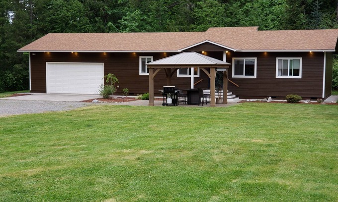 Bonney Lake House | Centrally located Sumner/Bonney Lake home Nestled on a 5 Acre Estate