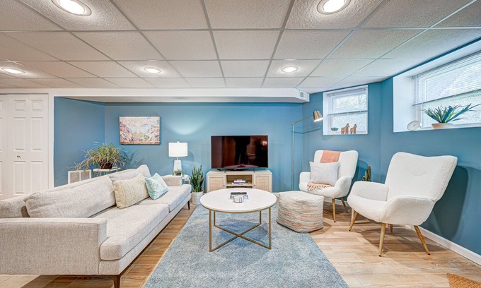 Lakewood-Balmoral Condo | Centrally Located Swedish Design Andersonville 2bd by AllSet Turnover