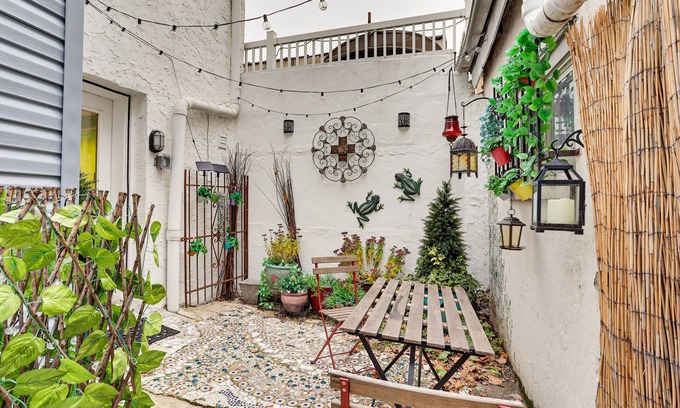 Queen Village House | Centrally Located Philadelphia Townhome w/Patio!