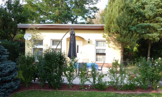 Pankow House | Centrally located vacation home in a garden with a parking space