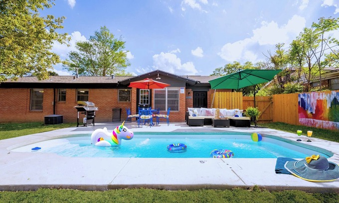 Shearer Hills - Ridgeview House | Centrally Located with Private pool, King Beds, Gameroom, and Outdoor Play.
