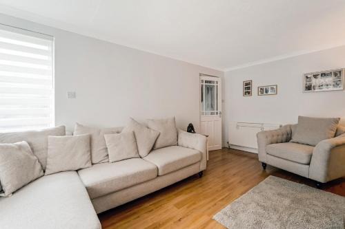 Cumbernauld House | Centrally Situated 1 Bedroom House in Cumbernauld